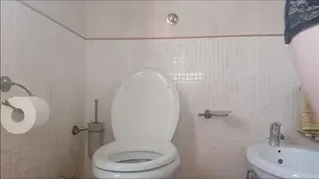 I can't stop spying on my stepmother while she is in the bathroom and frees herself from the air