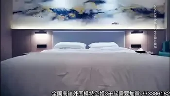 探花牛仔背带裤长相甜美美女，沙发脱衣调情再到床上玩，苗条身材舔弄扛退猛操