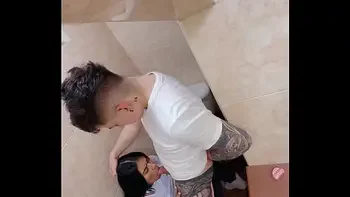 Estudiantes pillados follando duro en el baño de la escuela y el se corre en su boca ( INCREIBLE VIDEO AMATEUR )