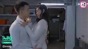 聽話的吞精女上司，巨乳被壓制在會議室玻璃上性愛 SWAG.live SWYP-00010