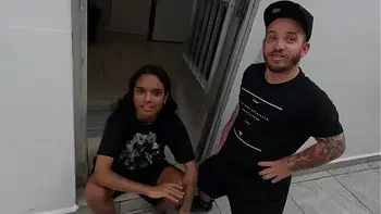 Pitoco chegou junto da ninfeta e quer meter o ferro