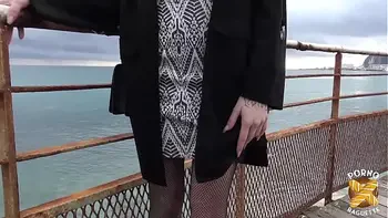 Clara, belle étudiante, est très chaude pour baiser son formateur