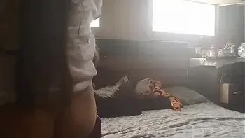 Le bajo sus shorts y pantalón a mi mejor amiga