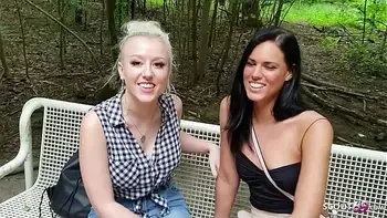 Zwei beste Freundinnen Deutsch im Park zum Dreier AO Sex von Typen überredet