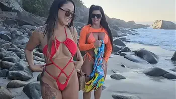 Encontrei essas duas Gostosas na praia cheias de tesão, usaram o protetor solar como desculpa só para me dar, fiz as duas gozar na minha pica, ainda teve chuva dourada no final