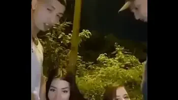 Dos amigas chupando pijas en la calle