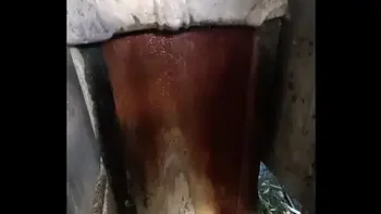 faccio pipi all'aperto in un bagno medievale