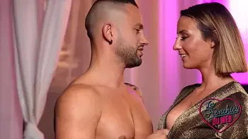 Pam, une grosse coquine qui ne s'arrête pas de mouiller