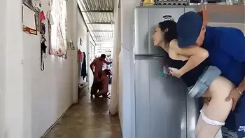 mientras observo al esposo infiel el mensajero se abre paso por mi profundo agujero hasta obtener mi orgasmo.