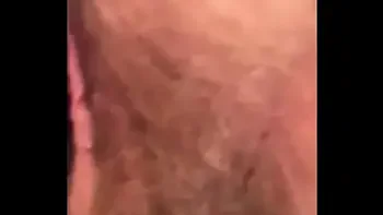 Oma harige kut onder jurk