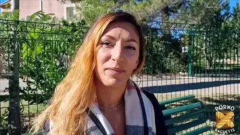 Stella et ses copines s'amusent avec un mec