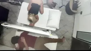 Masaje en Pareja quedo Grabado Cuando la Hermosa Esposa es Follada por el Masajista al lado de su Marido Cornudo NTR JAV