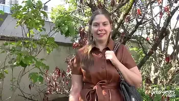 Alice, une nouvelle adepte du fist-fucking