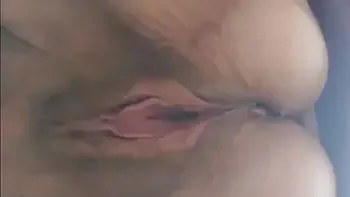 Oma harige kut  onder jurk