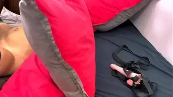 Trois chattes humides dans un trio lesbien avec Pam, MissAlice et Anita