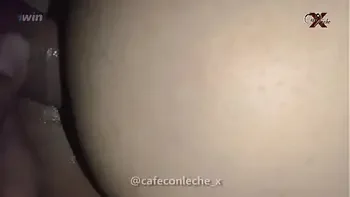 Mi vecina se pasa de tragos y me entrega su culo mientras su marido sigue tomando