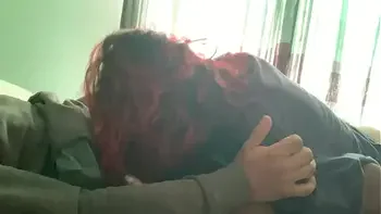 No se da cuenta que la grabo mientras me devora la verga