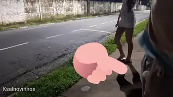 Punheta arriscada no ponto de ônibus ao lado de uma desconhecida linda e ?