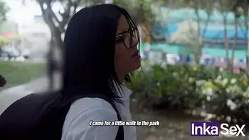 Tímida colegiala de 18 años culona no va a clases y es pillada por desconocido de verga enorme.