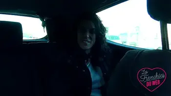 Sabrina, coquine aux courbes divines, a envie de sexe