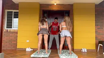 JOVEN Y CACHONDO MAESTRO DE YOGA NOS CALIENTA EN MEDIO DE LA CLASE Y TERMINA FOLLÁNDONOS