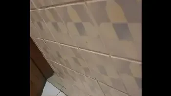 LA MAMA DE MI MEJOR AMIGO ME ENCUENTRA MASTURBANDOME CON SU TANGA Y ME LO CHUPA HASTA VENIRME EN SU BOCA PARTE 1