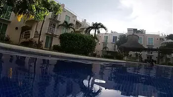 primero a la piscina y después a follar ese culo con tetas grandes demasiado rico