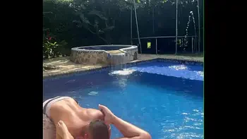 Ligando con una colombiana tetona súper caliente al aire libre en la piscina