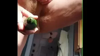 Oma neukt oude hairige kut met komkommer