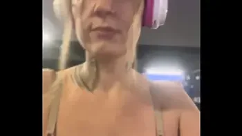 Nossa eu de sutiã treinando na academia e toda suada e louca de tesão ! Chega escorreu pela bucetinha lisinha e suada .