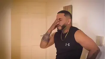 VIEJO TOMA LA PEOR DECISIÓN Y DEJA A ESPOSA VENEZOLANA CON PERUANO PINGON Y ARRECHO