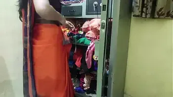 कामवाली औरत की साड़ी  उतार कर चुत मारी हिंदी ऑडियो