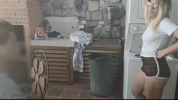 Inocente ahijada Se Deja Meter Mano Mientras Su Padrastro Esta Arriba Termino Follandola Virgen