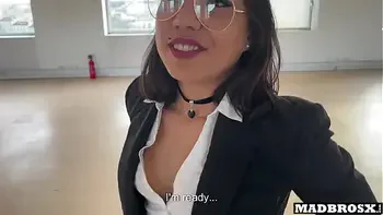 A Real Estate Agent Fucked During A Visit And In the Toilet To Sell Her Property !!!