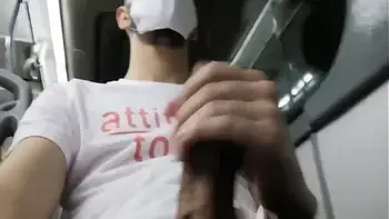 Cuarentena, día 51 y me puedo masturbar en el bus sin problema alguno incluso detrás de una madre de familia