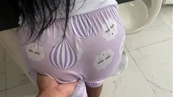 Madrastra intenta hacer el desayuno y termina comiéndose la polla de su hijastro