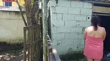 Chuveiro não funciona, mulher casada pede ajuda ao zelador da fazenda usando apenas uma toalha e paga com sexo