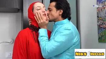 हिजाबी मुस्लिम औरत ने पति को धोखा देकर हिन्दू लड़के से बुर चुदवाई