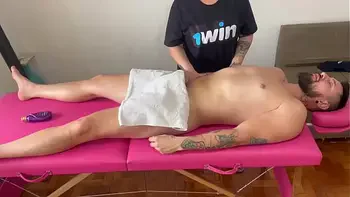 Massagem relaxante com gozada na boca