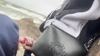 Novinha rabuda é pega no flagra na praia