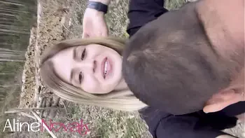 Loira peituda pensou que ia colher flores, mas o boy tinha outros planos, ele plantou o pau na rosinha dela e ainda regou com leitinho