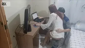 Novinha sozinha em casa recebe o manutencista tarado! Câmera escondida