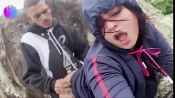 Novinho maceta rabuda na praia na frente de todos