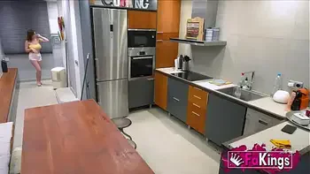 ¡Alice bangs her best friend in exchange for his help making some photos!