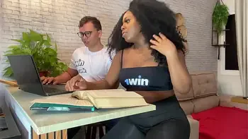 Garoto nerd fode sua colega enquanto estudava para a prova.