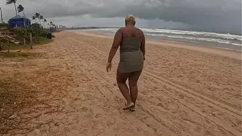 A novinha baiana dando na beira da praia durante o dia