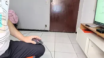 Quero sexo com este técnico, estou mostrando minha bunda pra ele, tomara que de certo!