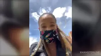 Sara fun squirt en público