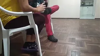 La mejor amiga  de mi esposa viene ala casa para quedarse unos dias y de verdad no me puede aguantar en la misma cama y no poder follarmela hasta que una noche se dio mi fantasia  follar con la mejor amiga de mi esposa en la misma cama