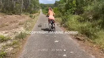Jeune Française se fait baiser le cul sur son vélo